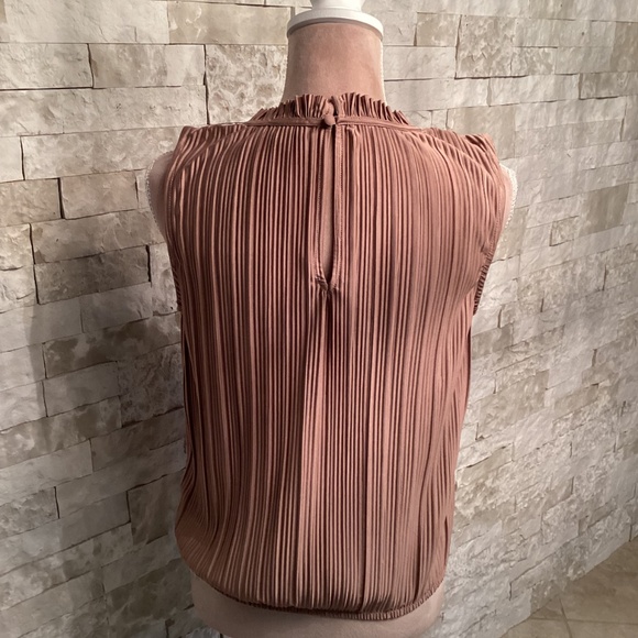 Evereve Mallory Plisse Sleeveless Top - Picture 5 of 8